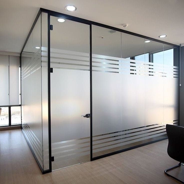 Partisi Kaca Kantor Motif Sandblast Garis Frame Hitam